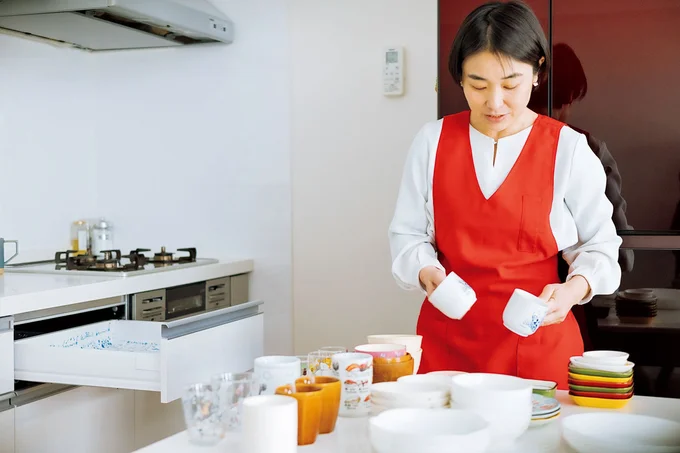 全部出すときに考えたいのが使用頻度です。よく使うものを取り出しやすく収納したいので、よく使うもの(1軍)、たまに使うもの(2軍)、あまり使わないもの(3軍)を判断して、その中でもアイテムごとに分けて。