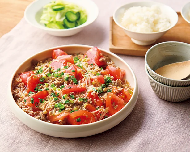 「燃焼系トマト麻婆」。副菜にも野菜をたっぷり使って。