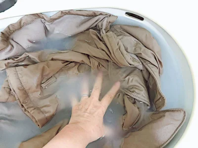 やさしく押し洗いする