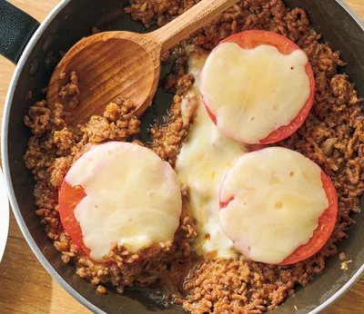 食べればまるでハンバーグ！手間なく作れる「トマトとミートソースのチーズ焼き」が天才すぎる