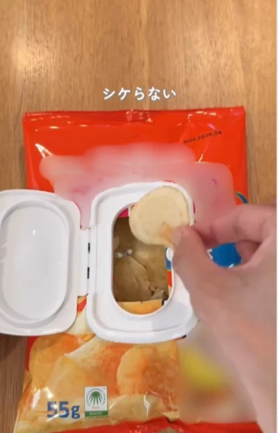 ウェットシートのふたを貼れば、「ふた付きお菓子袋」の完成▶ノートに貼れば…（⇒次へ）