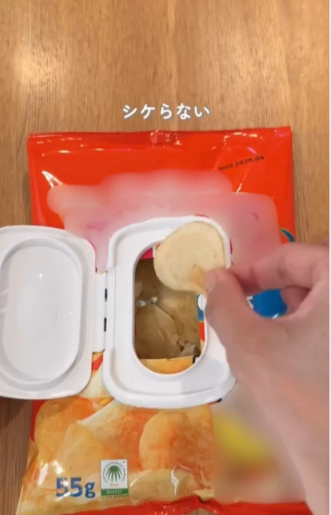 ウェットシートのふたを貼れば、「ふた付きお菓子袋」の完成▶ノートに貼れば…（⇒次へ）