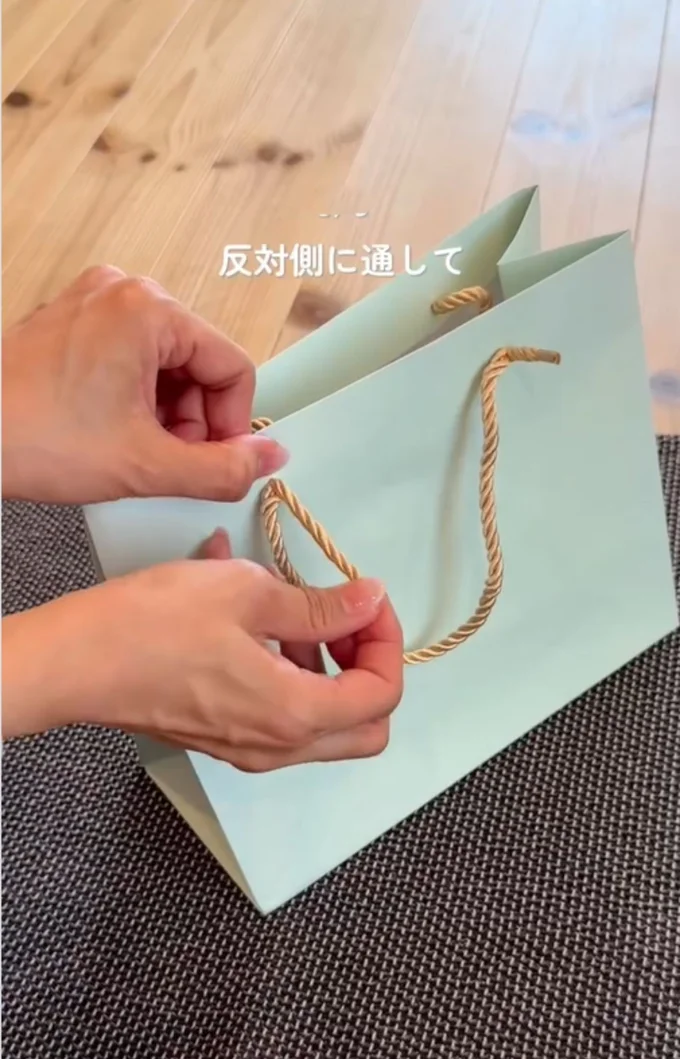 紐をほどき、反対側に通す▶そのまま…（⇒次へ）