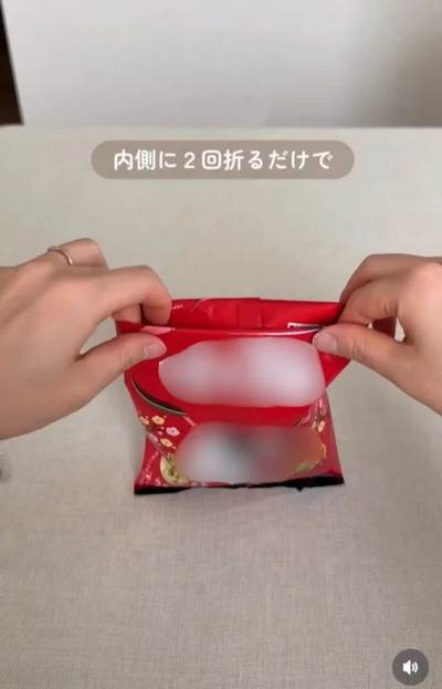 袋の内側を2回折る▶逆さになっても…（⇒次へ）