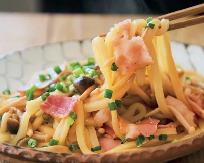 冷凍うどんは凍ったままIN！野菜たっぷり＆食べごたえ抜群の「ワンパン焼うどん」アレンジ3選