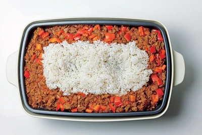 ご飯に卵用のくぼみを作ります