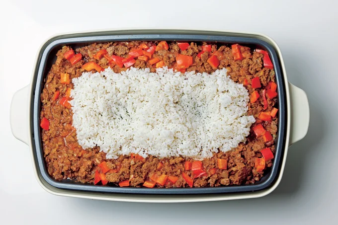 ご飯に卵用のくぼみを作ります