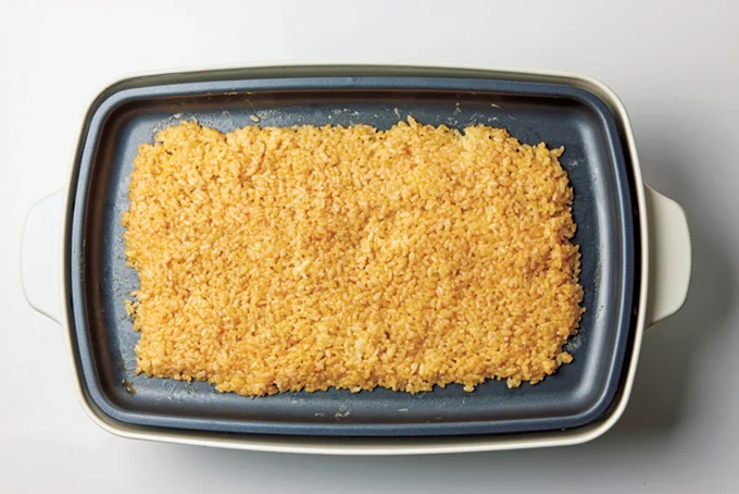 卵しょうゆご飯を入れたら、へらなどで平らに