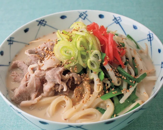 身近な材料でコクうまのとんこつ風スープが完成!「とんこつ風うどん」