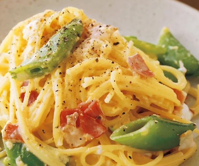 スナップえんどうとベーコンのカルボナーラ