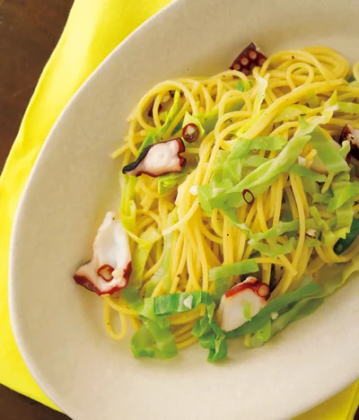 たっぷりお湯を沸かさなくても、2カップの水で蒸し煮にしてパスタが作れます