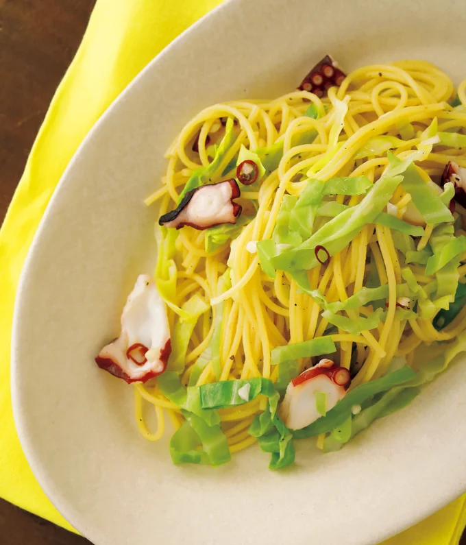 たっぷりお湯を沸かさなくても、2カップの水で蒸し煮にしてパスタが作れます