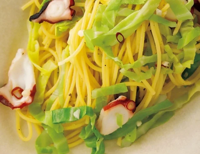 フライパン1つでスピードパスタ！「キャベツとたこのペペロンチーノ」