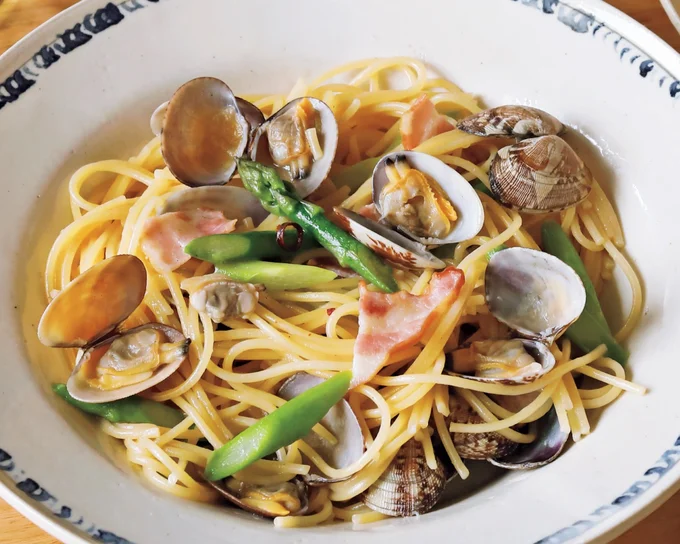 あさりとベーコンのうまみを吸ったパスタが絶品！「あさりのガーリックパスタ」