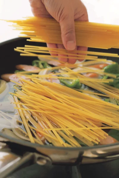乾麺のままフライパンへ！