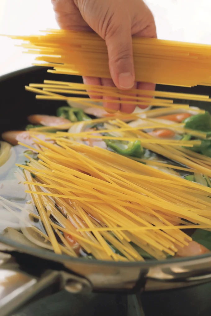 乾麺のままフライパンへ！