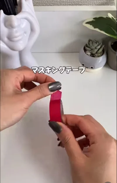 「壁に穴あけられない問題」をマスキングテープで解決！126万いいねの超簡単アイデア