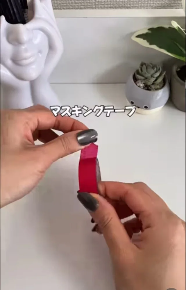 「壁に穴あけられない問題」をマスキングテープで解決！126万いいねの超簡単アイデア