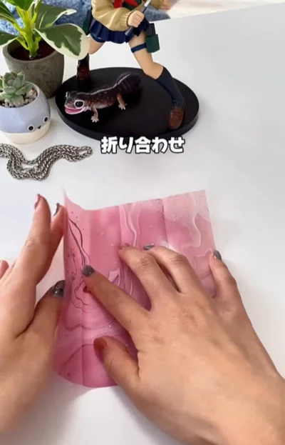 折り紙を4等分に折る▶折りたたんだ状態で…（⇒次へ）