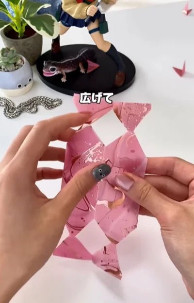 折り紙を広げる▶2ヵ所のくびれた部分に…（⇒次へ）