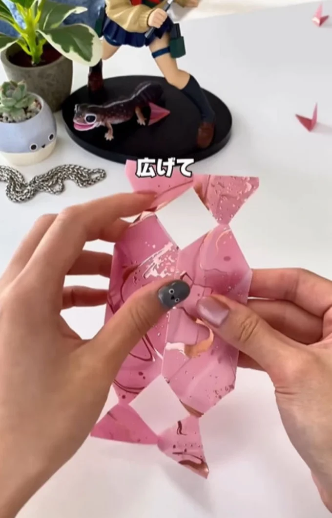 折り紙を広げる▶2ヵ所のくびれた部分に…（⇒次へ）