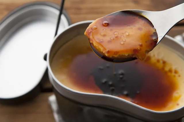 キャンプ飯の新定番!? 1.5リットルの“飯盒プリン”が「夢ありすぎ」と話題に