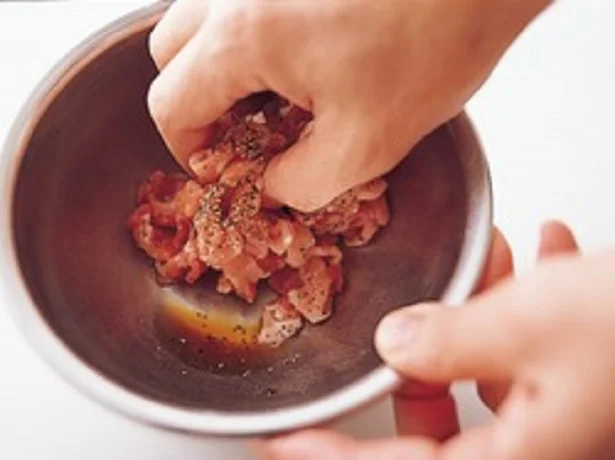 肉は下味をもみ込みながらバラバラにほぐす