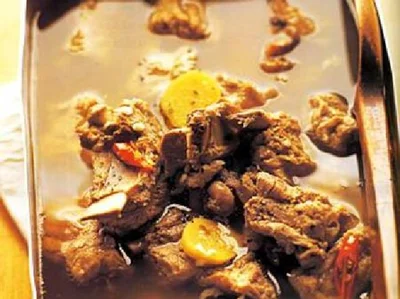 豚のスペアリブをじっくり煮込んだシンガポールのスープは、滋味深い味わい 