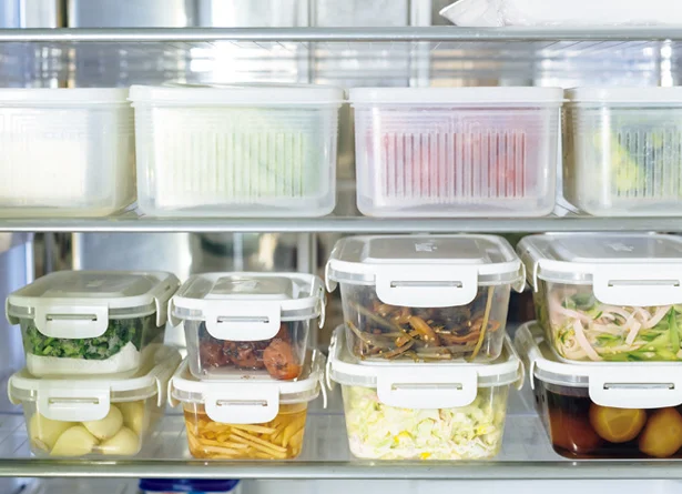 【写真を見る】野菜と副菜は保存容器で見やすく管理