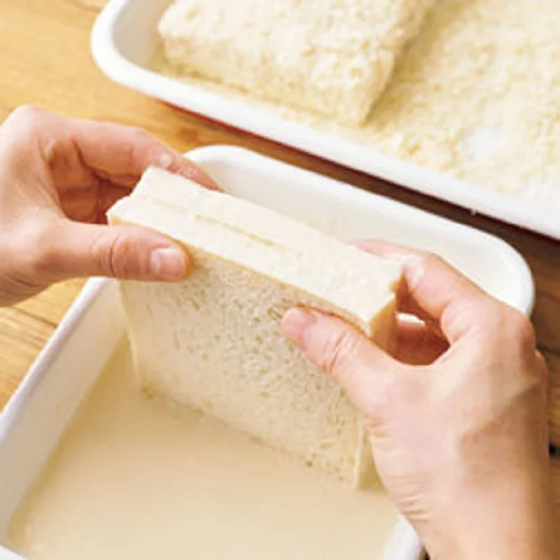 小麦粉液をパンの側面、表面につけ、パン粉をまぶす