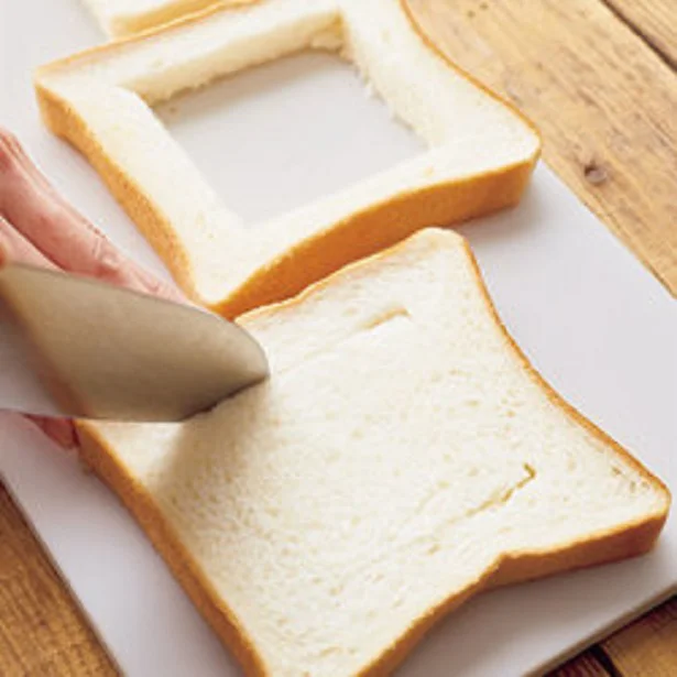 パンの内側四辺が1.5cmくらい残るように切り込みを入れ、抜き取る