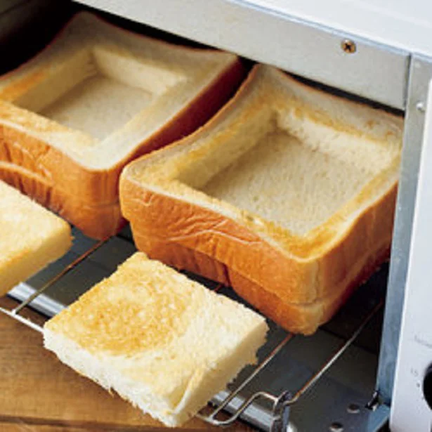 パンをオーブントースターでこんがりと焼く 