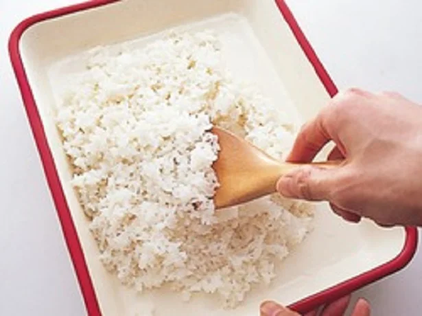 ご飯は切るようにして混ぜると米がつぶれず、べちゃっとならない 