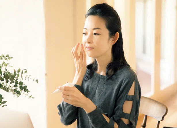 暖房で“砂漠化”しがちな肌の潤いを守るには？ 美容家がやってる2つのこと