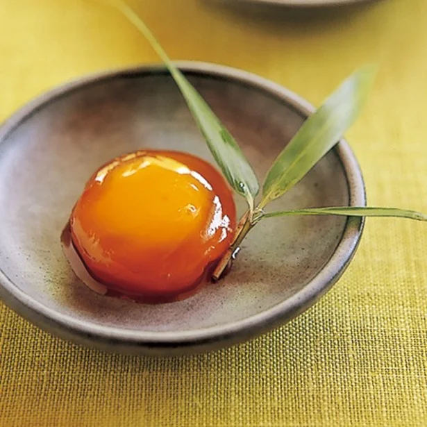 材料は卵とみそだけ！ 超簡単な「卵黄のみそ漬け」でおうち飲み