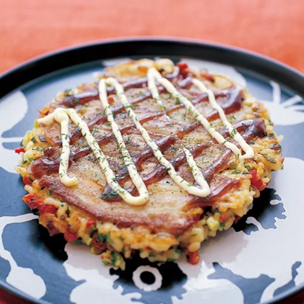 ダブル炭水化物がたまらない！ 禁断の味「ご飯入りお好み焼き」