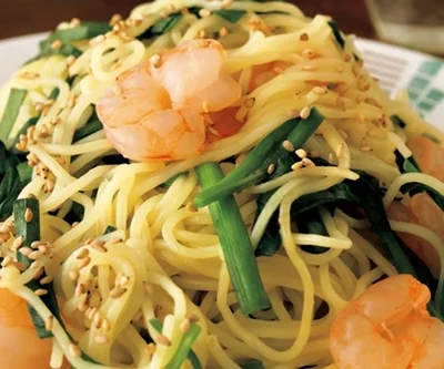 洗い物はフライパン1つ！ 全部まとめて放り込むだけで完成する「えびとにらの塩焼きそば」