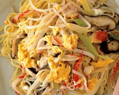 卵を回しかけてふわっふわ！かにかまの旨みたっぷり「かにかま天津風焼きそば」