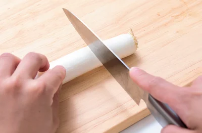 根から4cmのところを包丁で切る