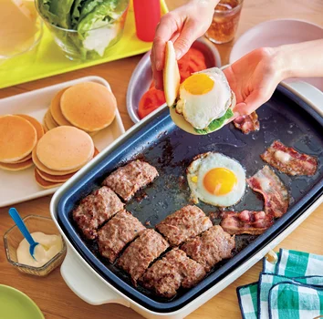 好きなものをはさむのが楽しい！ホットプレートで「セルフパンケーキバーガー」
