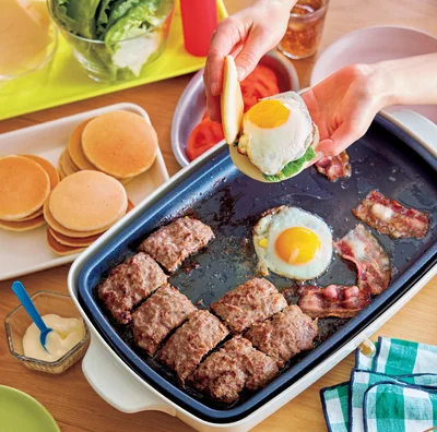 好きなものをはさむのが楽しい！ホットプレートで「セルフパンケーキバーガー」