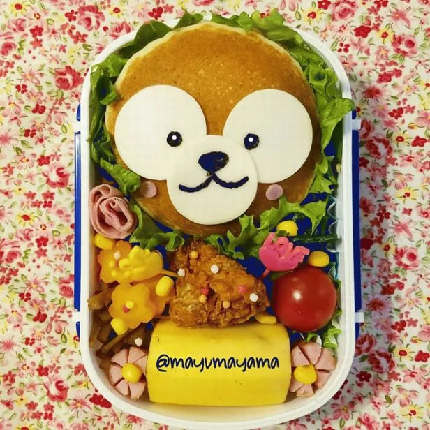 おかずに「五色あられ」をふるのも、かわいさアップのテクニック。キャラ弁「ダッフィー弁当」（投稿者：ﾏﾕﾏﾔﾏさん）