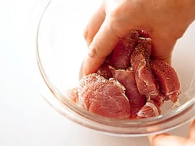 肉に下味の材料をもみ込んで約5分おき、室温にもどすと、中まで火が通りやすい