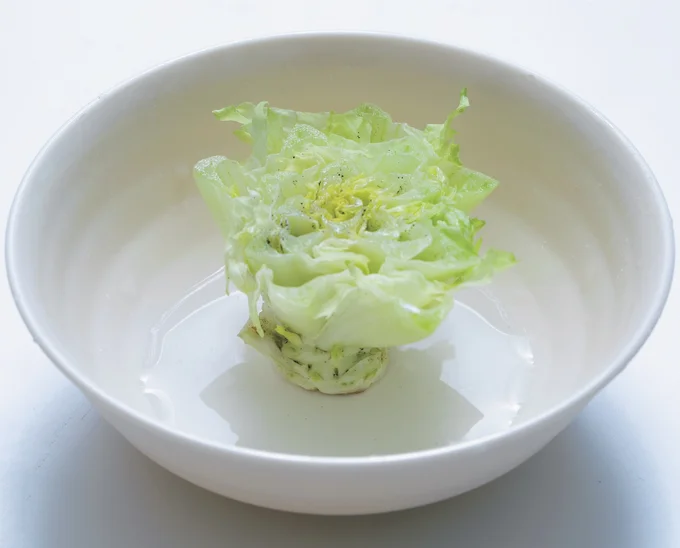 2　サニーレタスの芯を0.5cmほど水につける。