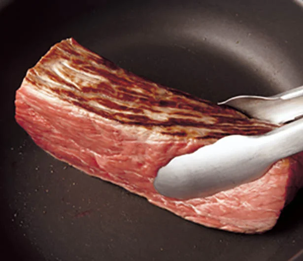 【関連画像】フライパンで焼き色をつけたら、10分おいて漬けだれに入れるだけ!!