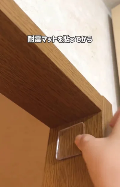 つっぱり棒をつけたい場所に貼る▶つっぱり棒を設置すると…（⇒次へ）