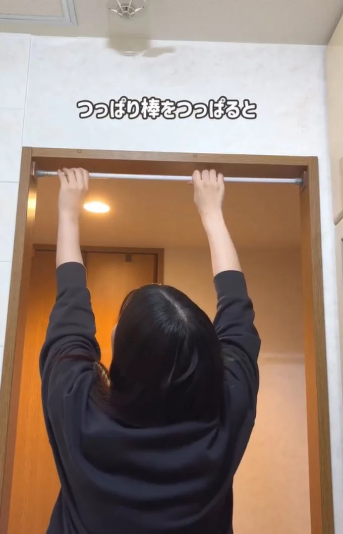 固定してくれる▶本の転倒防止に…（⇒次へ）