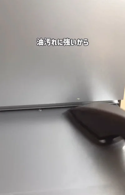 セスキ炭酸ソーダをブラシにスプレーしてなでる▶仕上げに水拭きすれば…（⇒次へ）
