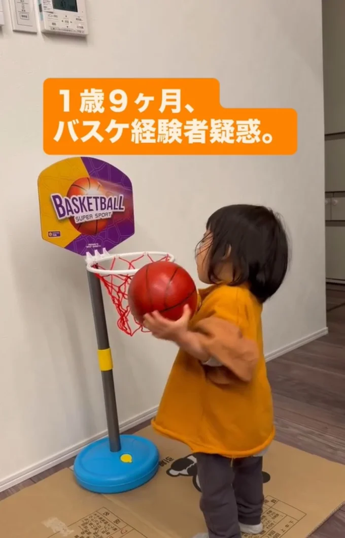 バスケットゴールにシュートしようとしている▶大きく振りかぶり…（⇒次へ）