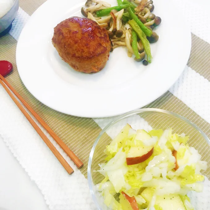 【写真】高橋李依さん作「ふっくらハンバーグ＆白菜とりんごのサラダ」